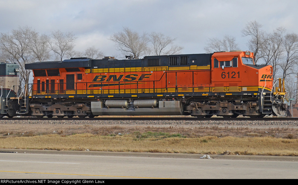 BNSF 6121